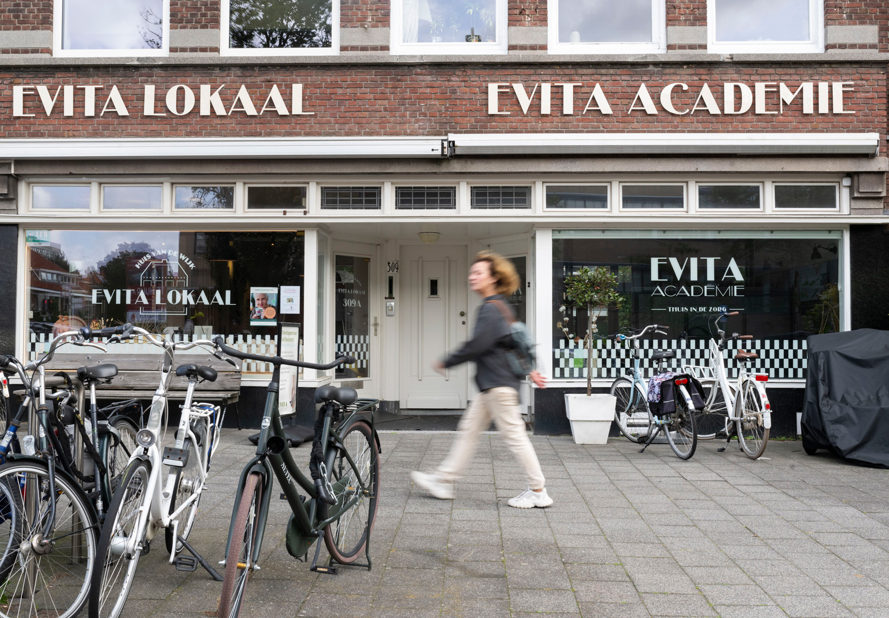 Een afbeelding van de gevel van Evita lokaal en academie
