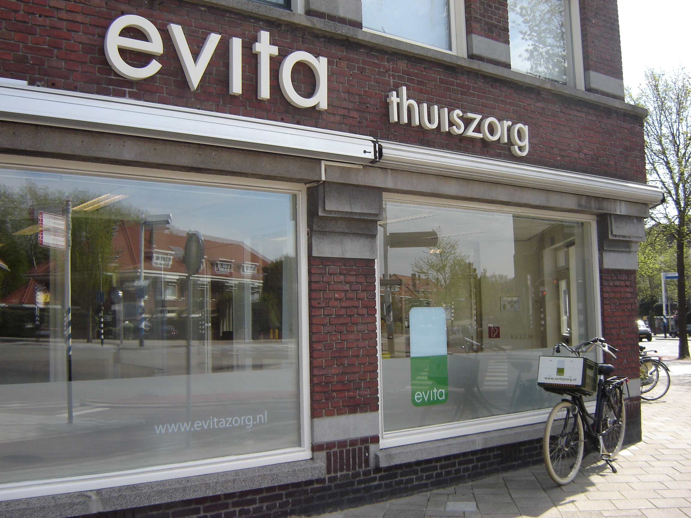 Een afbeelding van de buitenkant van het kantoorpand van Evita Zorg